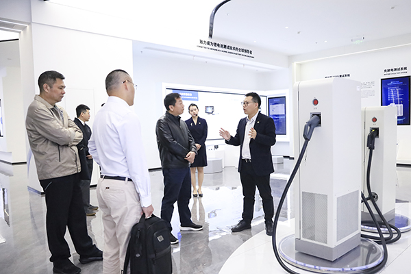 Stake股份副董事长、总裁刘作斌向福船集团副总经理李振均一行介绍公司充电产品.jpg